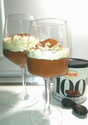 Una foto de Mousse de chocolate con nata a la vainilla