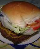 Sándwich de milanesa con lechuga y tomate