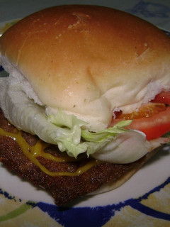 Una foto de Sándwich de milanesa con lechuga y tomate
