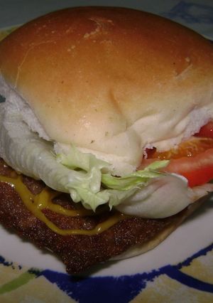 Una foto de Sándwich de milanesa con lechuga y tomate