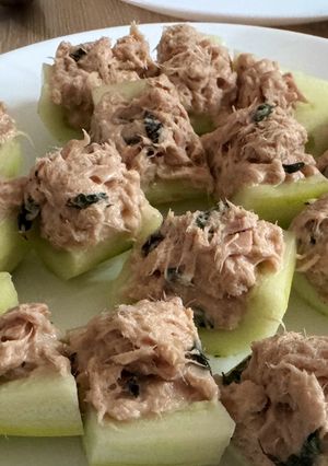 Une photo de Bouchées fraîches concombre et thon