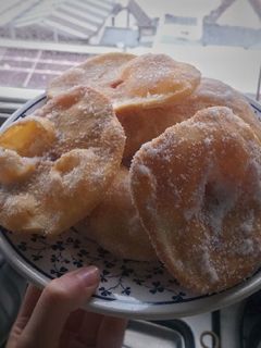 Una foto de Tortas fritas con pocos ingredientes y riquísimas🌦😋