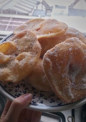 Una foto de Tortas fritas con pocos ingredientes y riquísimas🌦😋