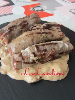 Una foto de Escalopines de ternera enrollados con salsa de champiñones