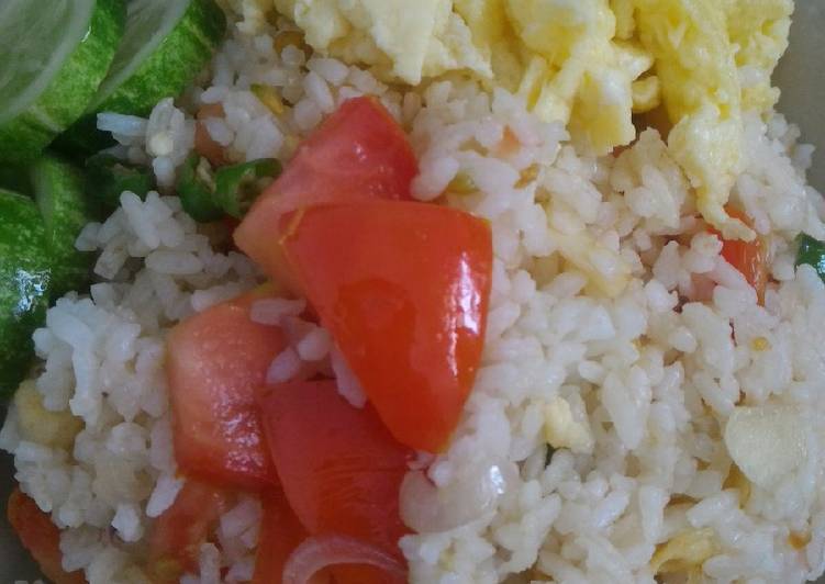 Nasi goreng tomat dengan scramble egg
