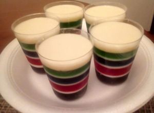 Una foto de Postre 🍨"Gelatina con- Colores-"😋Y Yogur