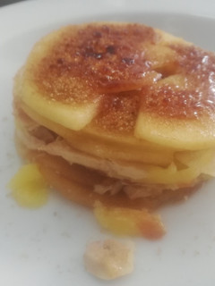 Una foto de Milhoja de manzana, foie y membrillo