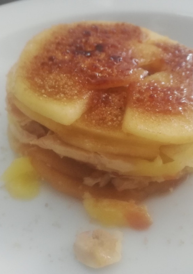 Una foto de Milhoja de manzana, foie y membrillo