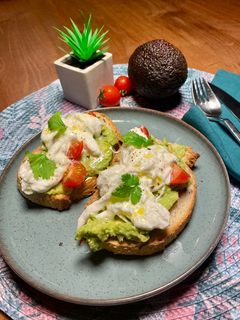Une photo de 🍅🥑Avocado toast & burrata🥑🍅
