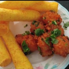 A picture of Gralic potatoes with fryms. (lasaniya aloo & fryums).
