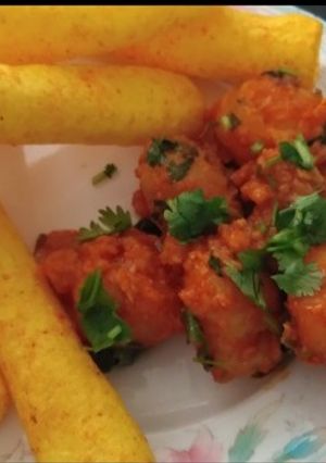 A picture of Gralic potatoes with fryms. (lasaniya aloo & fryums).