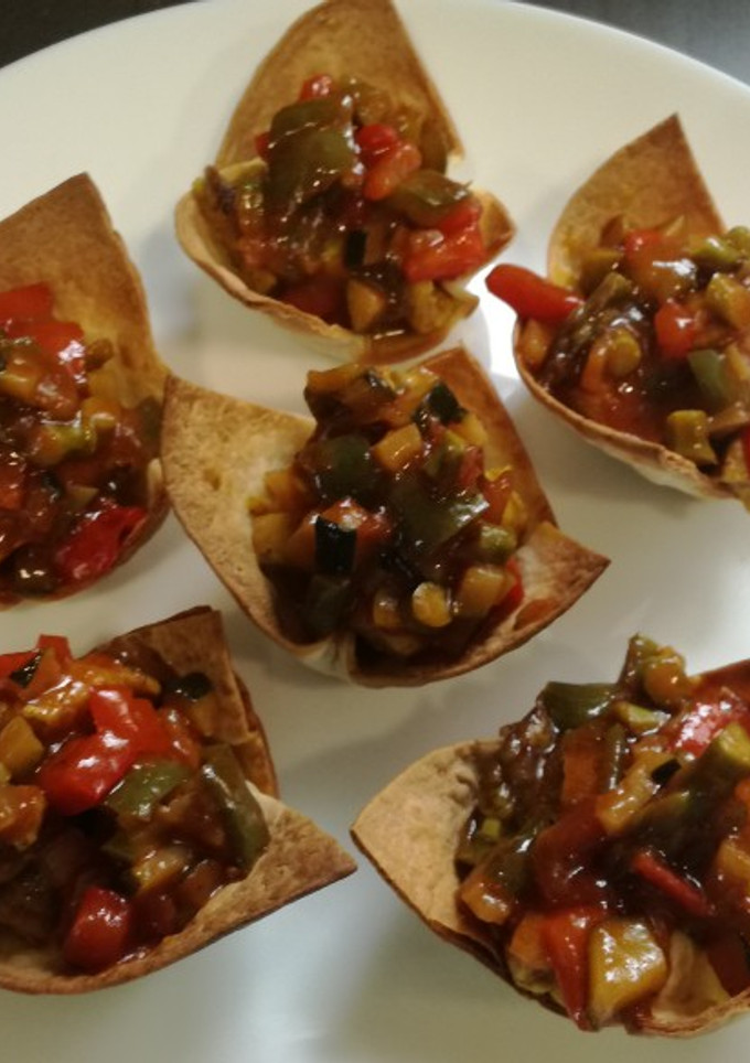 Una foto de Fajitas rellenas de pollo al curry con samfaina(diferentes)