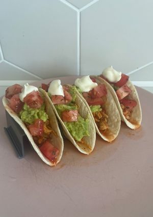 Zdjęcie przepisu Tacos z szarpanym kurczakiem i guacamole.