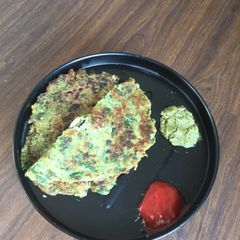 A picture of Moong sprouts and methi cheela.