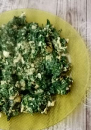 Una foto de Espinaca salteada con ajo y huevo