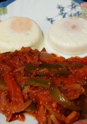 Una foto de Huevos-flan con pimientos con tomate