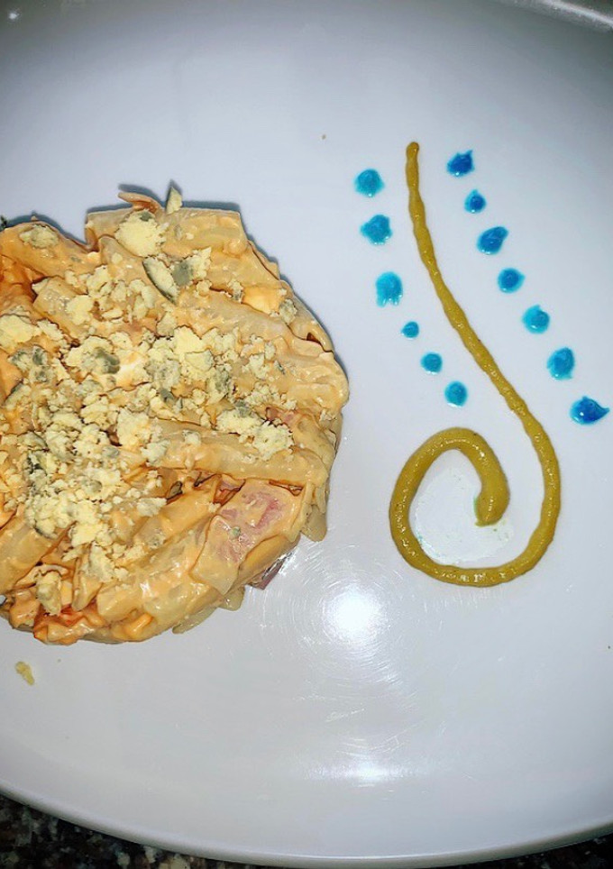 Una foto de Riquísima y refrescante ensalada de pasta, con salsa rosa casera