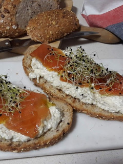 Una foto de Tostas con salsa tártara y salmón