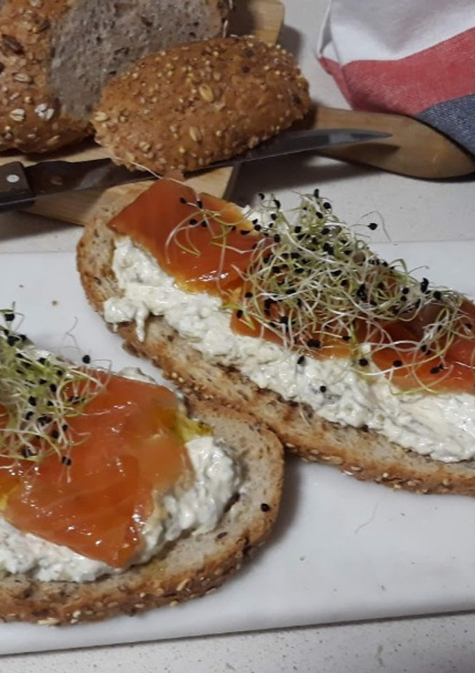 Una foto de Tostas con salsa tártara y salmón