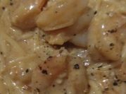 A picture of creamy alfredo sauce pasta