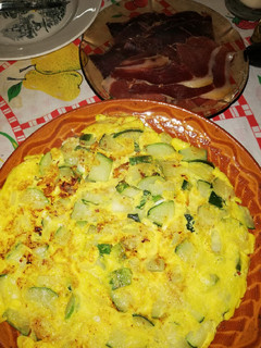 Una foto de Tortilla de calabacín con queso de cabra
