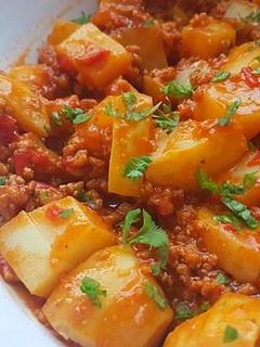 O poză a rețetei Cartofi cu sos tomat și carne de porc.