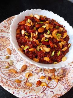 गाजर का हलवा (gajar ka halwa recipe in Hindi) रेसिपी मुख्य फोटो