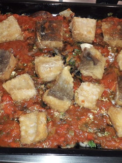 Una foto de Bacalao con pimiento rojo y Salsa de tomate