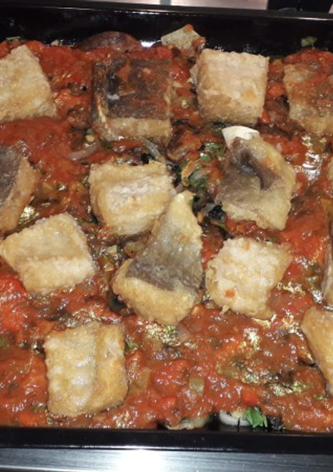 Una foto de Bacalao con pimiento rojo y Salsa de tomate