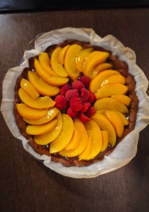 Una foto de Tarta de melocotón y chocolate, apta para APLV y alergia a los frutos secos