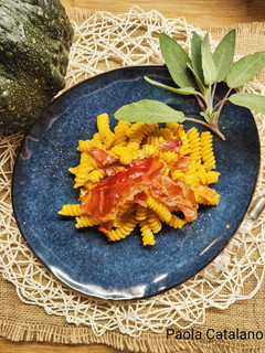 Foto di Fusilli con zucca speck e scamorza affumicata