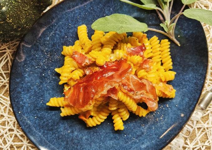 Ricetta di Qualsiasi notte della settimana Fusilli con zucca speck e scamorza affumicata