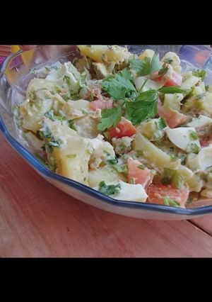 Una foto de Ensalada Papas y atún 🥂