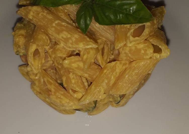 Pasta con zafferano e zucchine