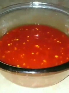 A picture of 2 minutes pizza or sandwich sauce.