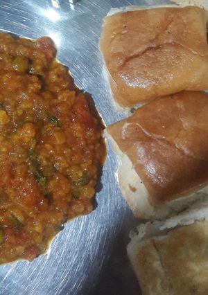 પાવભાજી (Pav Bhaji Recipe In Gujarati) રેસીપી મુખ્ય ફોટો