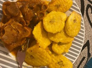 Una foto de Paticas de cerdo con tostones