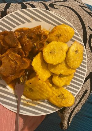 Una foto de Paticas de cerdo con tostones