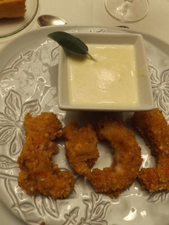 Una foto de Langostinos rebozados con kicos y emulsión de quesos