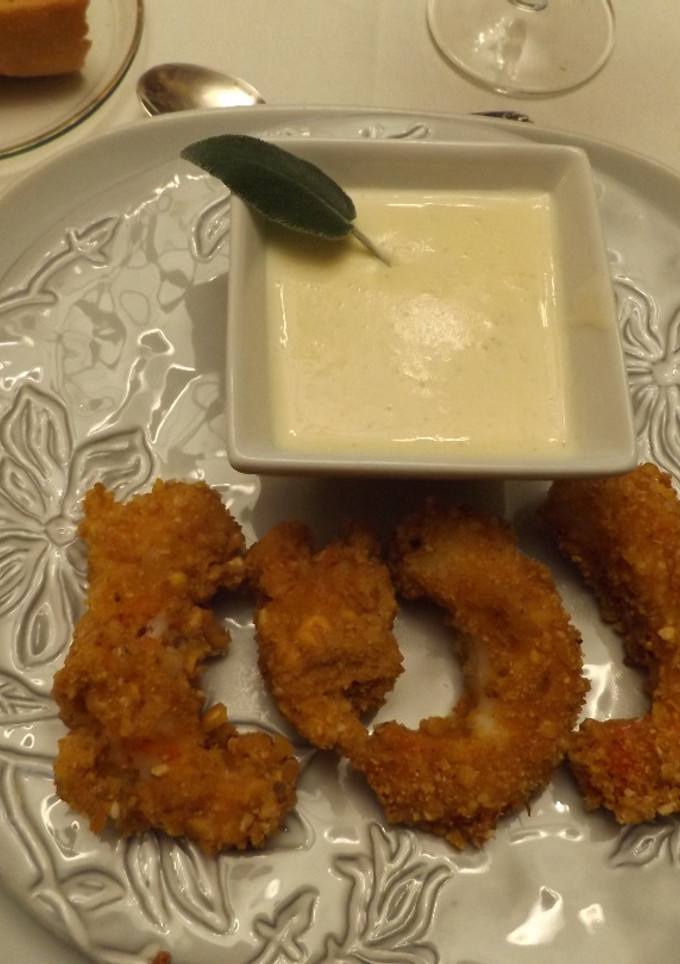 Una foto de Langostinos rebozados con kicos y emulsión de quesos