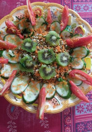 ફ્રેશ ગ્રીન સલાડ (Fresh Green Salad Recipe In Gujarati) રેસીપી મુખ્ય ફોટો