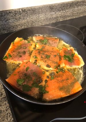 Una foto de Trucha a la mantequilla con alcaparras