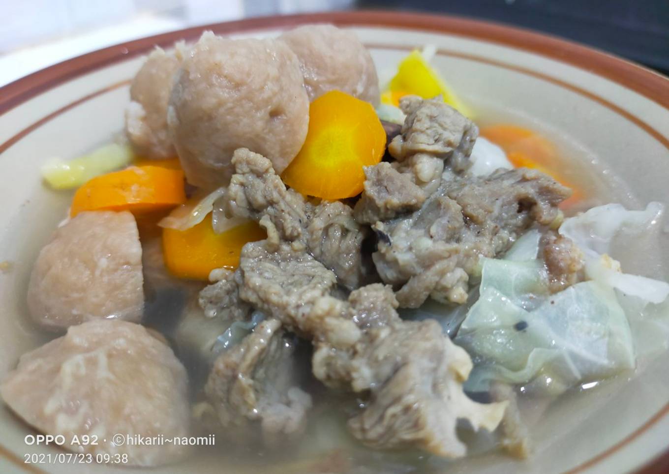 Sup rempah daging sapi dan baso