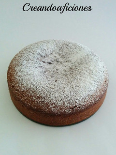 Una foto de Bizcocho de chocolate, nata y canela