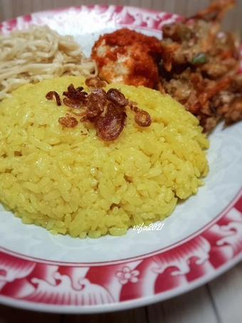 Langkah Mudah untuk Membuat Resep  Nasi Kuning Pulen Simpel yang Enak, Lezat