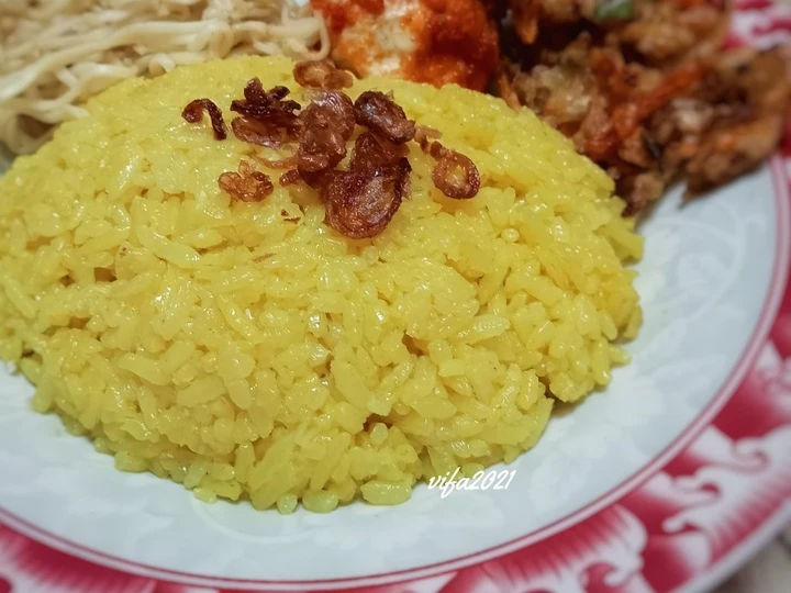 Langkah Mudah untuk Membuat Resep  Nasi Kuning Pulen Simpel yang Enak, Lezat