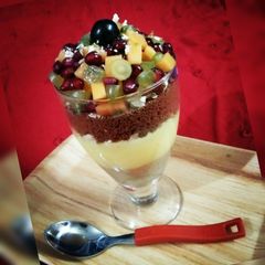 A picture of Custard biscuit and fruit pudding.