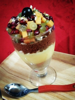 A picture of Custard biscuit and fruit pudding.