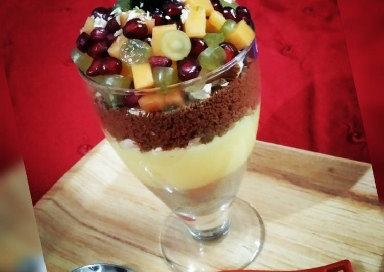 Custard biscuit and fruit pudding