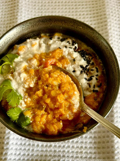 Una foto de Dhal de lentejas coral y leche de coco